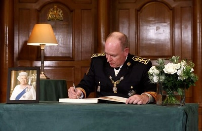 Prince Albert II signing the book of condolences. 19/09/2022