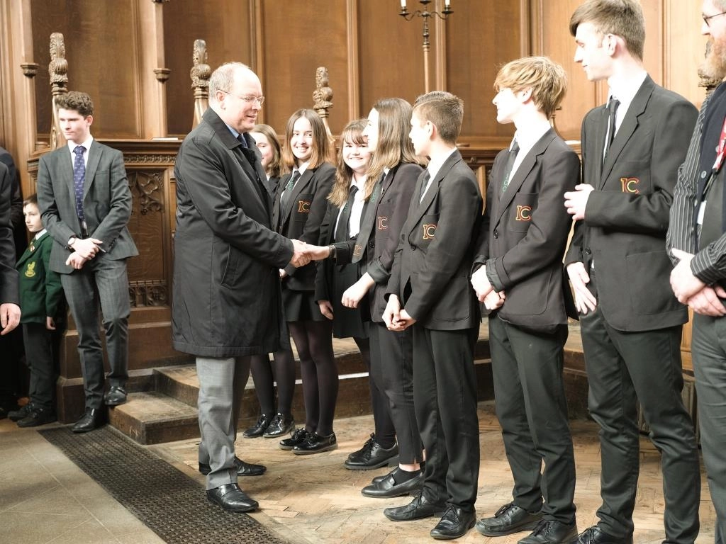 Son Altesse rencontre les élèves d’Ardingly College.