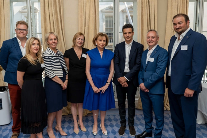 S.E.-Mme-Evelyne-Genta-avec-les-representants-de-Savills-et-Barclays