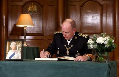 Le Prince Albert II signe le livre de condoléances. 19/09/2022