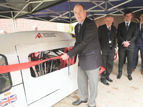 S.A.S. Le Prince Albert inaugurant la voiture « Solar Car Mark II ».